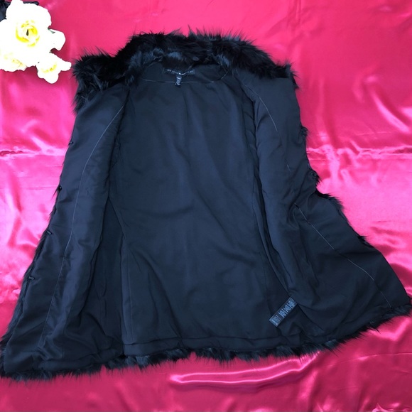 ⭐️NEW⭐️White House Black Market (WHBM) Black Faux Fur Vest - Picture 6 of 10